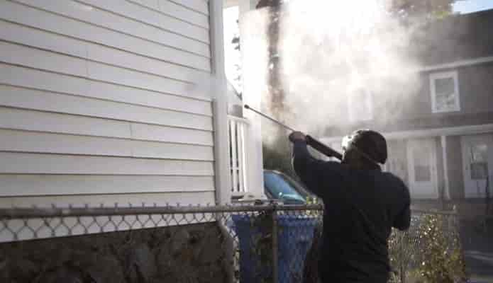 How to Clean Vinyl Siding With a Pressure Washer