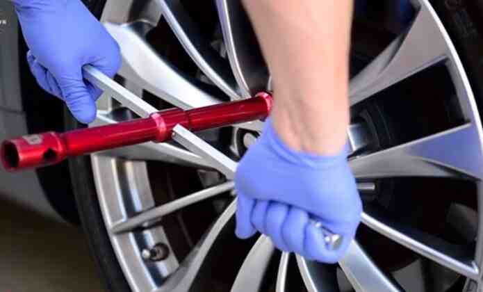 How does a lug wrench work