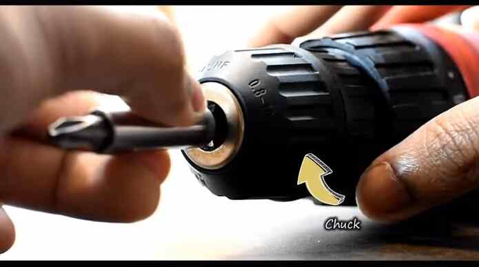 How does a power screwdriver work