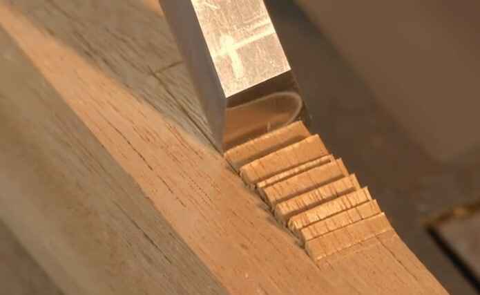 How does a bench chisel works
