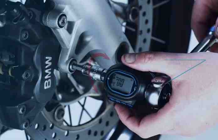 How does a digital torque wrench work