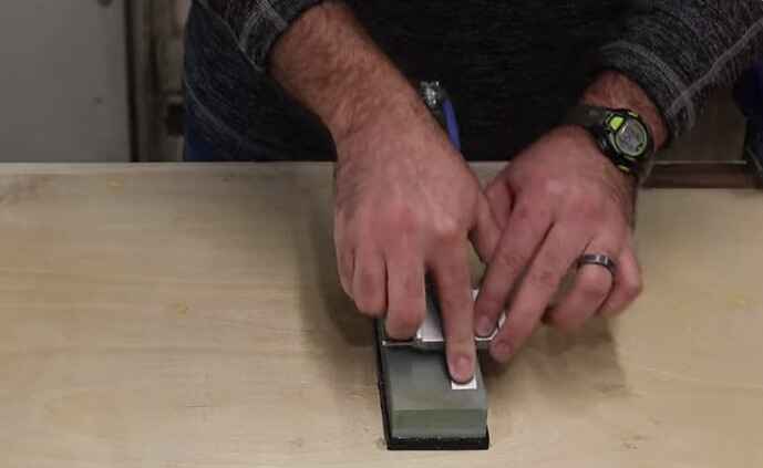 sharpening a chisel with a honing guide